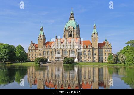 Hannover, Germania - 05 maggio 2011: Nuovo Municipio Rathaus edificio governativo e Lago di Reflection ad Hannover, Germania. Foto Stock