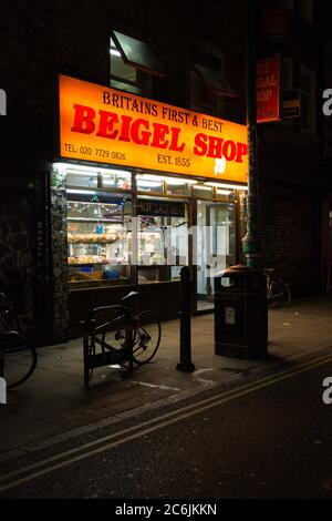 Gran Bretagna il primo e il miglior negozio di Beigel in Brick Lane nell'East End di Londra. Foto Stock