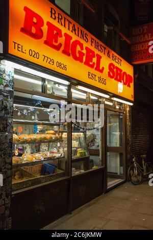 Gran Bretagna il primo e il miglior negozio di Beigel in Brick Lane nell'East End di Londra. Foto Stock