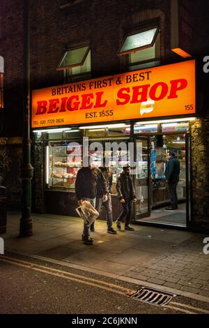 Persone che si trovano fuori dal primo e migliore negozio di Beigel in Brick Lane, nella zona est di Londra. Foto Stock