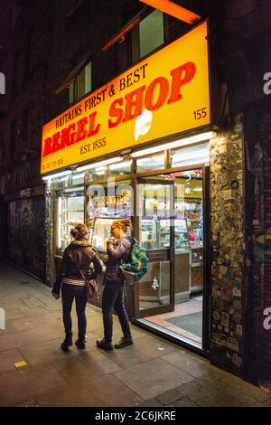 Persone che si trovano fuori dal primo e migliore negozio di Beigel in Brick Lane, nella zona est di Londra. Foto Stock