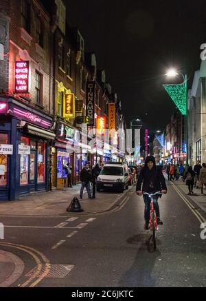 Ristoranti Row of Curry e balti su Brick Lane nell'East End, Londra, Inghilterra, Regno Unito Foto Stock