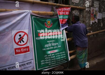 Dhaka, Bangladesh. 10 luglio 2020. La gente guarda all'interno dell'area di blocco durante la pandemia COVID-19. (Foto di Rd. Rakibul Hasan/Pacific Press) Credit: Pacific Press Agency/Alamy Live News Foto Stock