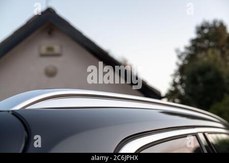 Immagine a fuoco basso di una nuova SUV costruita in Svezia che mostra i dettagli del portapacchi metallico. Foto Stock