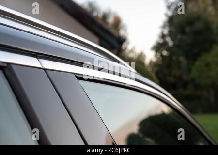 Immagine a fuoco basso di una nuova SUV costruita in Svezia che mostra i dettagli del portapacchi metallico. Foto Stock