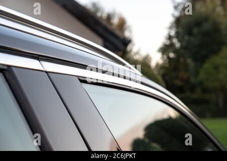 Immagine a fuoco basso di una nuova SUV costruita in Svezia che mostra i dettagli del portapacchi metallico. Foto Stock