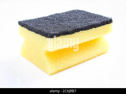 Spugna da cucina isolata. Piatti per il lavaggio, gialli e neri Foto Stock