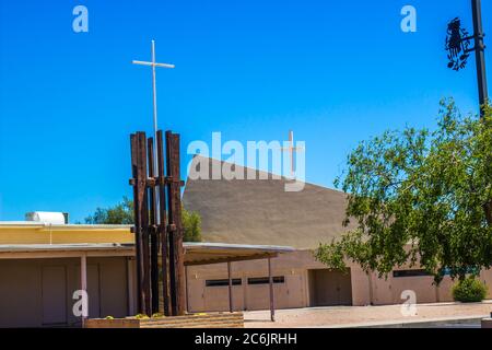 Esterno della Chiesa del deserto con croci multiple Foto Stock