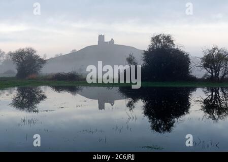 Vista invernale di prima mattina del Burrow Mump a Burrowbridge sui livelli del Somerset con il suo riflesso nelle acque alluvionali di Southlake Moor. Foto Stock