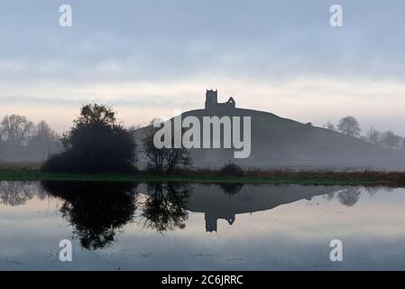 Vista invernale di prima mattina del Burrow Mump a Burrowbridge sui livelli del Somerset con il suo riflesso nelle acque alluvionali di Southlake Moor. Foto Stock