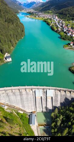 Lago e diga di Alpin in estate, vista dal drone, Auronzo, dolomiti italiane. Foto Stock