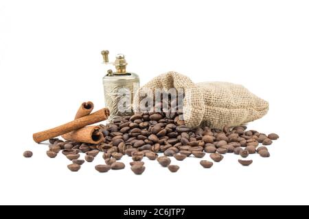 Sacco di caffè con fagioli, una smerigliatrice e cinamon. Isolate il caffè borsa su sfondo bianco. I chicchi di caffè isolato. Foto Stock