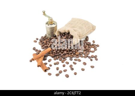 Sacco di caffè con fagioli, una smerigliatrice e cinamon. Isolate il caffè borsa su sfondo bianco. I chicchi di caffè isolato. Foto Stock