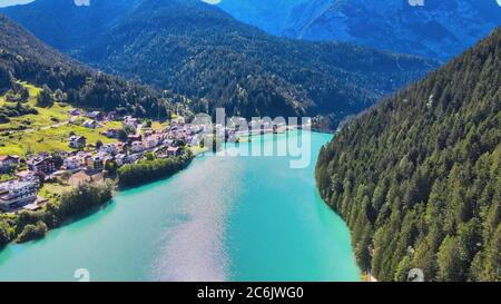 Vista aerea del lago e della città di Auronzo in estate, dolomiti italiane. Foto Stock