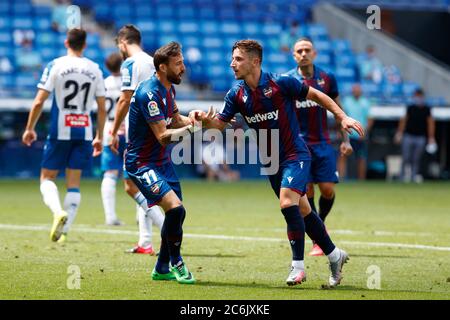 BARCELLONA, SPAGNA - GIUGNO 20: Enis Bardhi di Levante celebra un gol con Jose Luis Morales di Levante durante la Liga match tra RCD Espanyol e Foto Stock