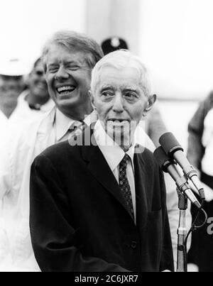 CAPO CANAVERAL, Fla. (27 maggio 1977) ADM. Hyman G. Rickover, in pensione, Direttore, Divisione dei reattori Navali, Amministrazione per la Ricerca e lo sviluppo dell'energia degli Stati Uniti e Vice Comandante per la propulsione nucleare, parla al gruppo riunito presso il sottomarino nucleare USS Los Angeles (SSN 688). La sua risposta a una domanda porta una risata dal presidente Jimmy carter e dalla folla riunita. Foto Stock