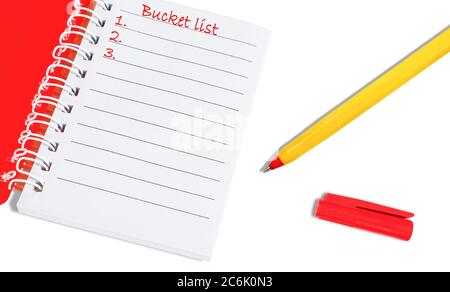 Notebook con elenco dei bucket con penna gialla e cappuccio rosso. Simulazione, primo piano del modello Foto Stock