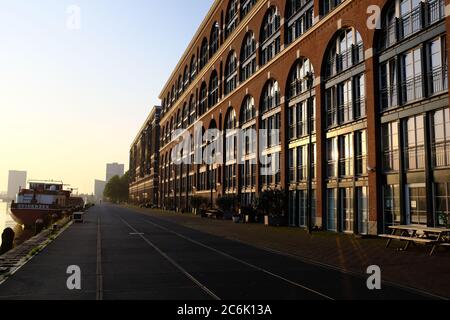 Edifici moderni sul Veemkade vicino al fiume IJ nel centro di Amsterdam Foto Stock