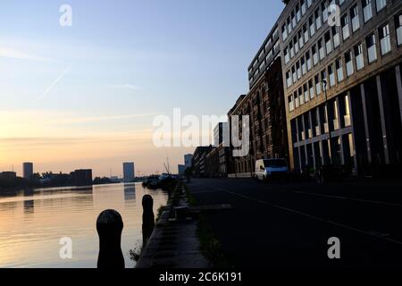 Edifici moderni sul Veemkade vicino al fiume IJ nel centro di Amsterdam Foto Stock