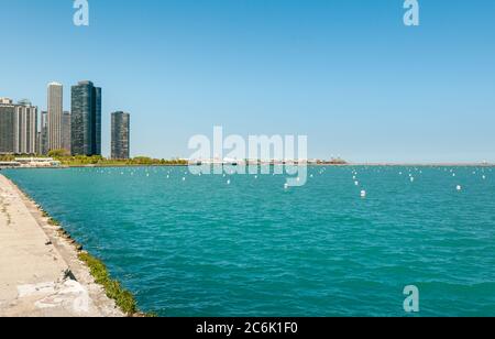 Vista del lago Michigan dai giardini del Grand Park di Chicago nel centro di Chicago, Illinois, USA Foto Stock
