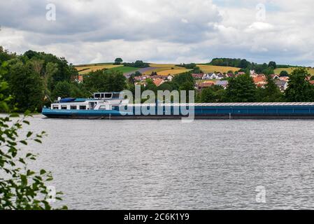 Regensburg, Germania-luglio 5,2020, UN fiume che naviga lungo il Danubio da Ratisbona Foto Stock