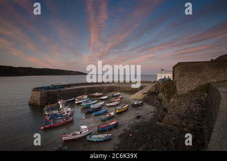 COVERACK, CORNOVAGLIA, REGNO UNITO, 9 SETTEMBRE 2018. Il pittoresco porto del piccolo villaggio di pescatori della Cornovaglia di Coverack in Cornovaglia, Regno Unito al tramonto Foto Stock