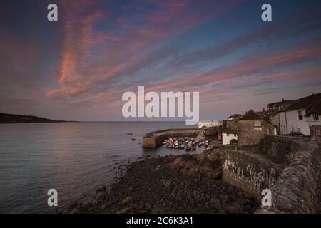 COVERACK, CORNOVAGLIA, REGNO UNITO, 9 SETTEMBRE 2018. Il pittoresco porto del piccolo villaggio di pescatori della Cornovaglia di Coverack in Cornovaglia, Regno Unito al tramonto Foto Stock