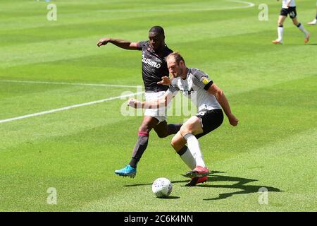 Matthew Clarke (16) della contea di Derby combatte con Yakou Meite (19) di Reading Foto Stock