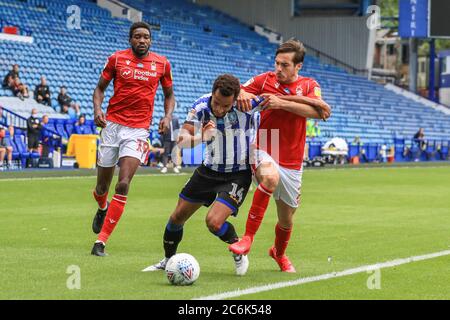 Jacob Murphy (14) di Sheffield Mercoledì tiene fuori Yuri Ribeiro (2) di Nottingham Forest Foto Stock