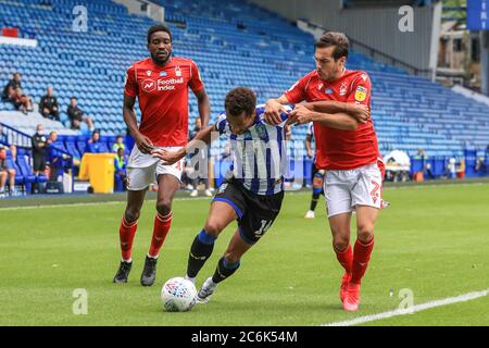 Jacob Murphy (14) di Sheffield Mercoledì tiene fuori Yuri Ribeiro (2) di Nottingham Forest Foto Stock