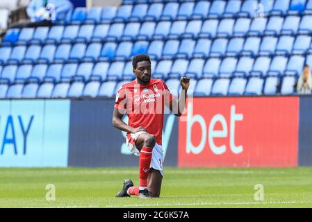 Sammy Ameobi (19) di Nottingham Forest prende il ginocchio in sostegno per la materia nera di vite prima del kickoff Foto Stock