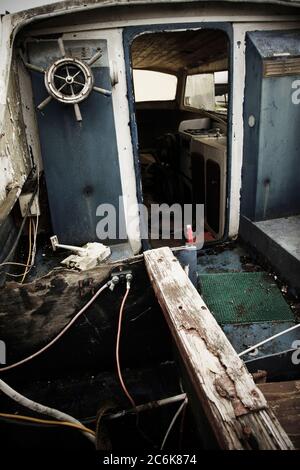 Cabina di piccola barca abbandonata. Foto Stock