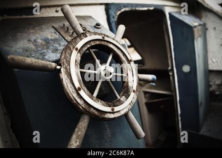 Ruota di vecchia barca disutilizzata. Foto Stock