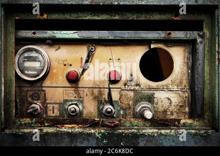 Pannello di controllo del vecchio compressore. Foto Stock