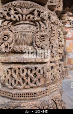 India, Delhi. Qutub Minar, circa 1193, uno dei primi esempi noti di architettura islamica. Particolare di arenaria intagliata ornata. UNESCO. Foto Stock