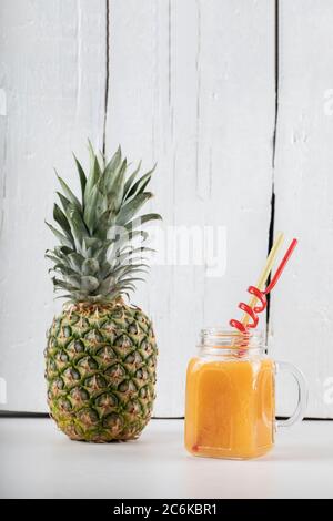 Succo di ananas in un vaso di vetro Foto Stock