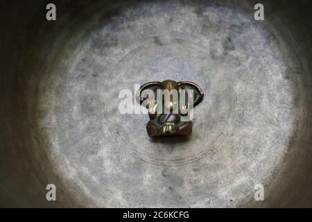 Ganesha seduto in una ciotola di meditazione. Foto Stock