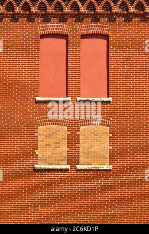 Finestre apribili in un edificio rinnovato a Belle Plaine, Iowa Foto Stock