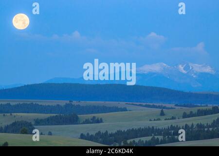 ambientazione lunare in un cielo pre-alba sulla selce ruscello vicino avon, montana Foto Stock