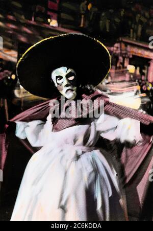 Costume da strega alla Greenwich Village Halloween Parade, New York City, USA negli anni '80 fotografato con film in bianco e nero di notte. Foto Stock