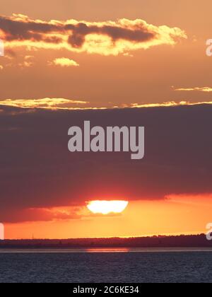 Sheerness, Kent, Regno Unito. 10 luglio 2020. Tempo in UK: Tramonto a Sheerness, Kent. Credit: James Bell/Alamy Live News Foto Stock
