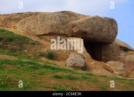 Antequera, Andalusia, Spagna. L'esterno del megalitico Menga Dolmen. Costruito nel tardo periodo neolitico 3800 - 3400 a.C. Sito UNESCO. Foto Stock