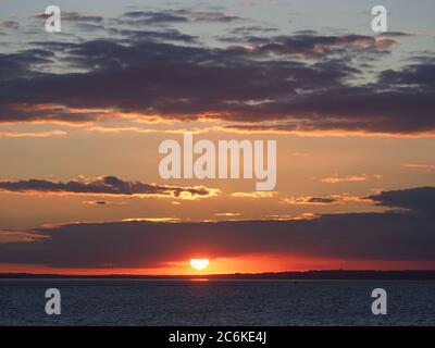 Sheerness, Kent, Regno Unito. 10 luglio 2020. Tempo in UK: Tramonto a Sheerness, Kent. Credit: James Bell/Alamy Live News Foto Stock