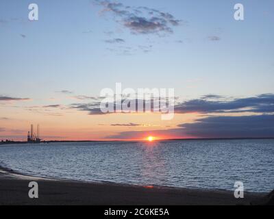 Sheerness, Kent, Regno Unito. 10 luglio 2020. Tempo in UK: Tramonto a Sheerness, Kent. Credit: James Bell/Alamy Live News Foto Stock