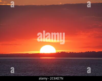 Sheerness, Kent, Regno Unito. 10 luglio 2020. Tempo in UK: Tramonto a Sheerness, Kent. Credit: James Bell/Alamy Live News Foto Stock