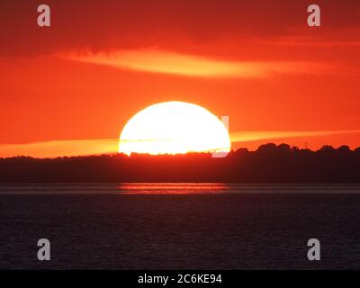 Sheerness, Kent, Regno Unito. 10 luglio 2020. Tempo in UK: Tramonto a Sheerness, Kent. Credit: James Bell/Alamy Live News Foto Stock