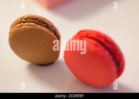 Macaron o macaroon torta su tavolo bianco, biscotti colorati alle mandorle, colori pastello. Foto di alta qualità Foto Stock