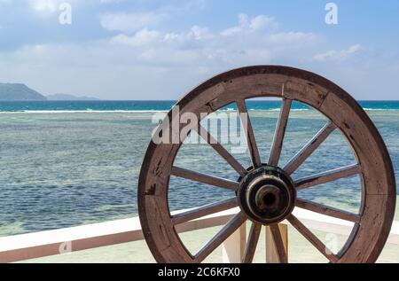 primo piano del volante in un paesaggio tropicale. cielo e mare sono blu con alcune nuvole Foto Stock