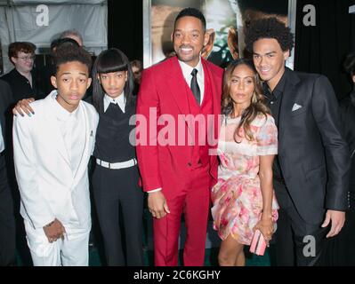 Jaden Smith, Willow Smith, Will Smith, Jada Pinkett Smith e Trey Smith partecipano alla prima 'After Earth' al Teatro Ziegfeld il 29 maggio 2013 a New Foto Stock