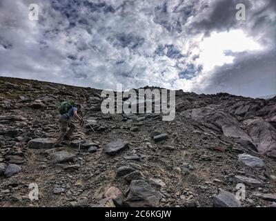 Chamonix, Chamonix Mont Blanc, Francia. 10 luglio 2020. Un escursionista sale su una montagna sulla strada per il ghiacciaio Bionnassay nella regione del Monte Bianco di Chamonix in Francia. Credit: Sachelle Babbar/ZUMA Wire/Alamy Live News Foto Stock